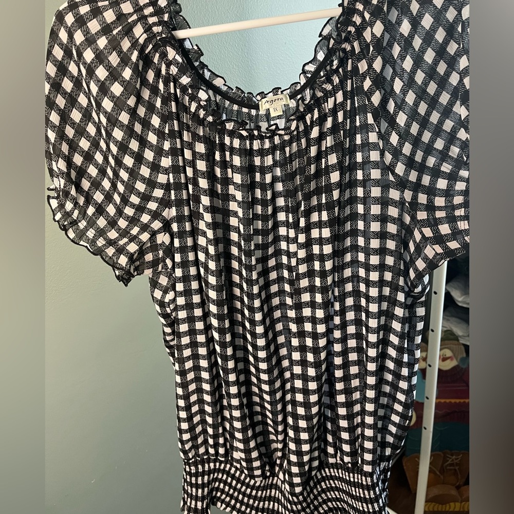 Black & white ruffle sleeve clinched hip shirt - 1X